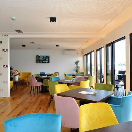 Apartment Rush Cafe & *